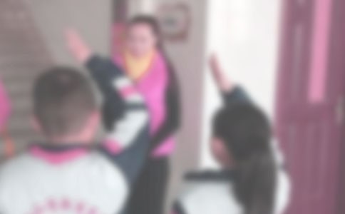 中班教案《长颈鹿打招呼》