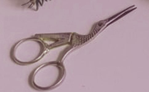 幼儿教育随笔-被剪刀吓哭孩子笑了